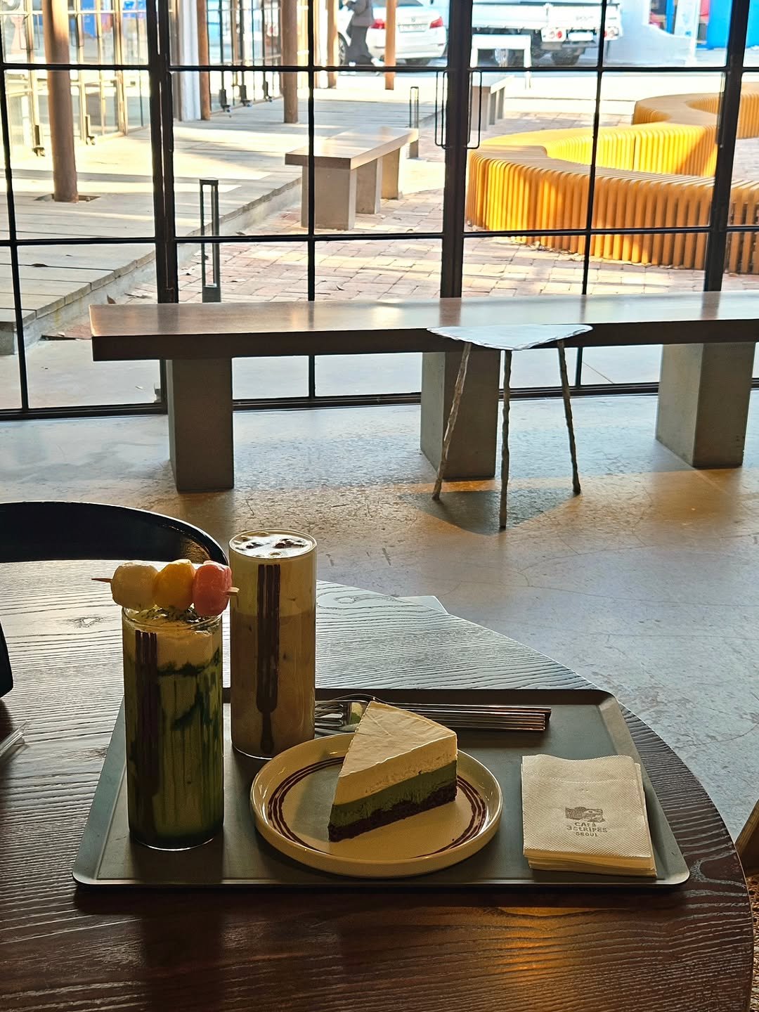 Photo by 취미부자 테소로의 독서기록 on December 15, 2025. May be an image of chiffon cake, cheesecake and text.