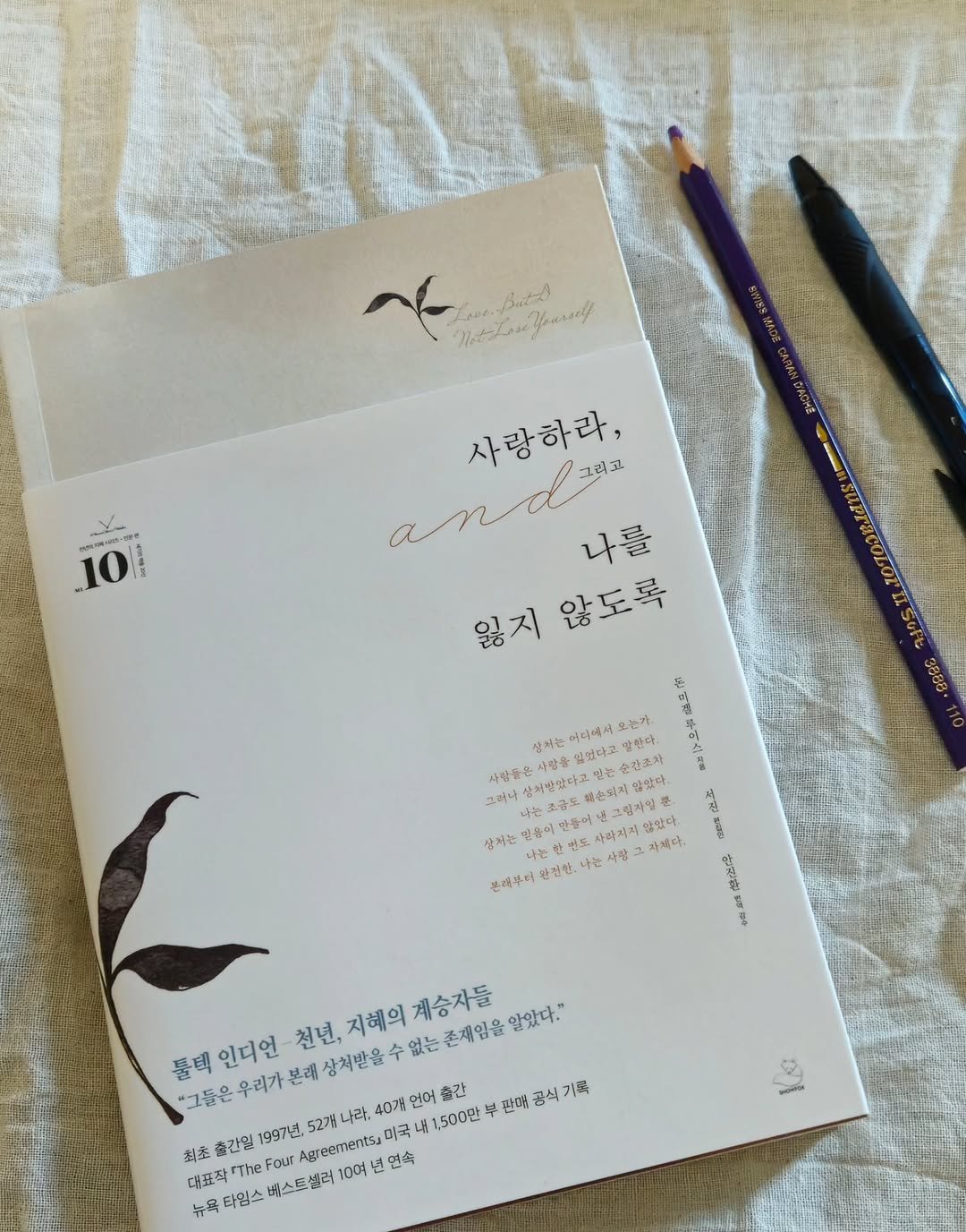 Photo shared by 취미부자 테소로의 독서기록 on September 21, 2025 tagging @snowfoxbooks. May be an image of diary, pencil, sketch, book, calendar and text that says 'naAиypaHoR MZave ypToлaфp 10 and 나를 사랑하라, 잃지 않도록 상보는 어디에사 오는가, 맞었다고 바로루마스 그러나 사랑들은 적반았다고 #손식피 그림과일 본동이 나는현 번드 사박지지 말았다. 작케다 본래부서 김전한, 나는 ក បាង 천년, 지혜의 제승자들 툴텍 인디언 우리가 둘텍인디언 본래 상처받을 천년,지해의계승자들 없는 존재임을 알았다." "그들은 527H 나라, 40개 언어 출간 1,500만 ថុ 판매 공식 기록 출간일 1997년 greements, 미국 The 뉴욕더임스버스트셀리10아년연 Four 연속 대표작'.