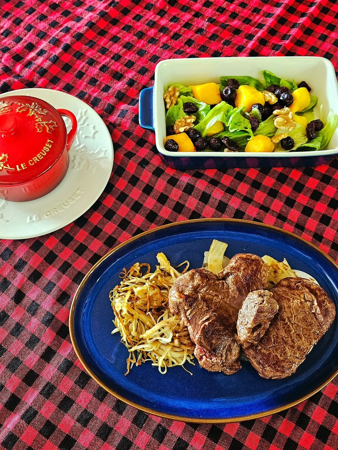 Photo shared by 취미부자 테소로의 독서기록 on December 25, 2025 tagging @lecreuset_korea. May be an image of steak, chow mein, noodles, pasta, meatloaf, spaghetti, placemat, brussels sprouts and text that says 'CREISA CREUSET EL LE LE CREUSET CREUSET'.