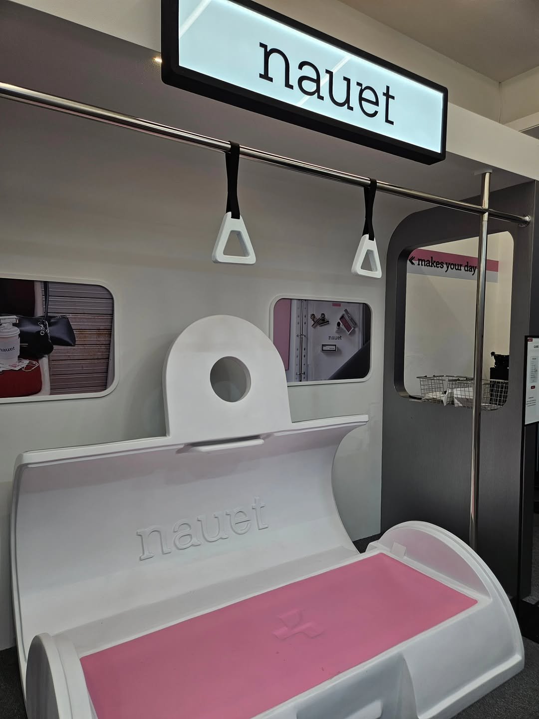 Photo by 취미부자 테소로의 독서기록 on October 23, 2025. May be an image of hair dryer, bunk bed and text.