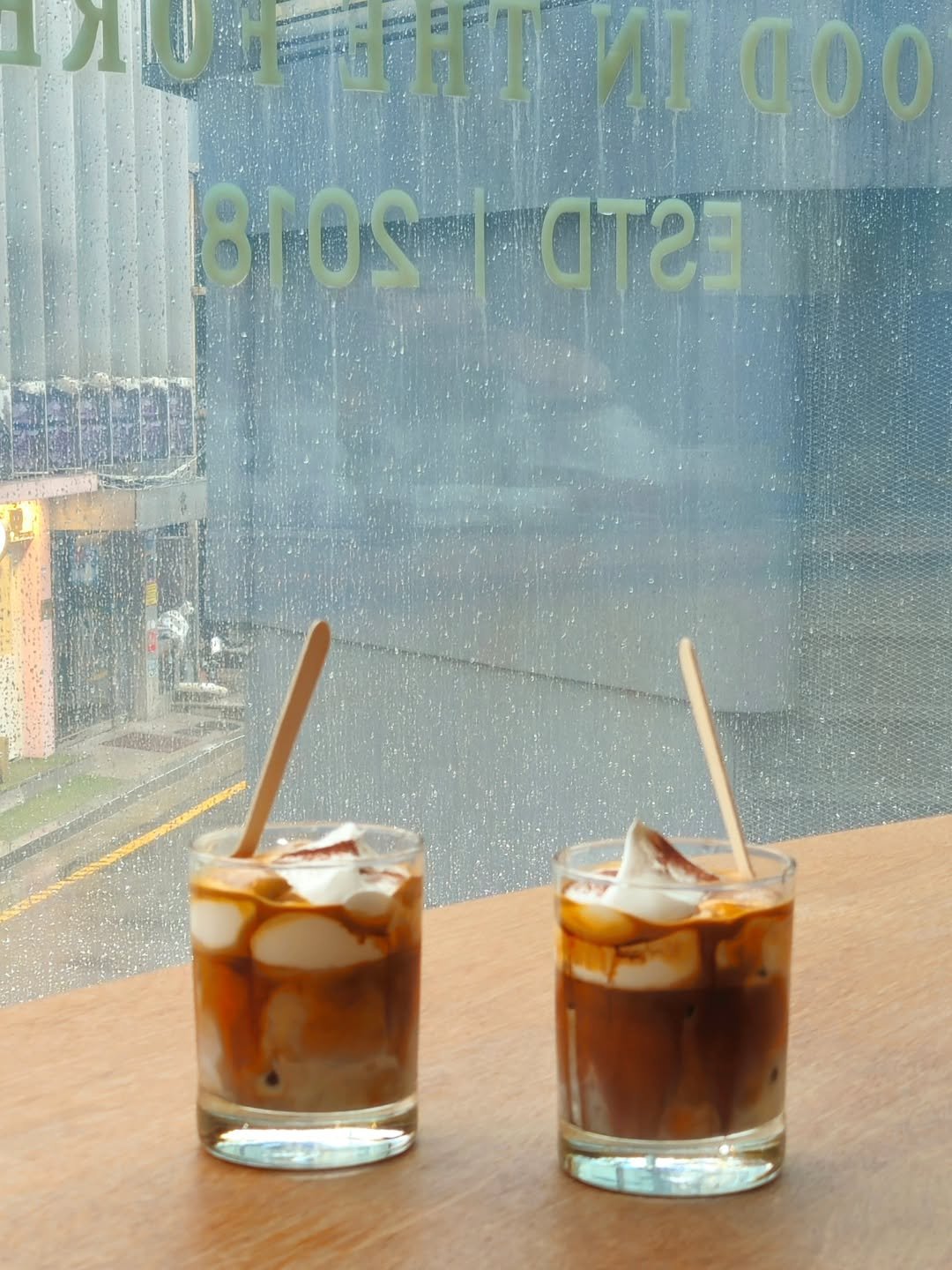 Photo by 취미부자 테소로의 독서기록 on September 16, 2025. May be an image of drink and text.