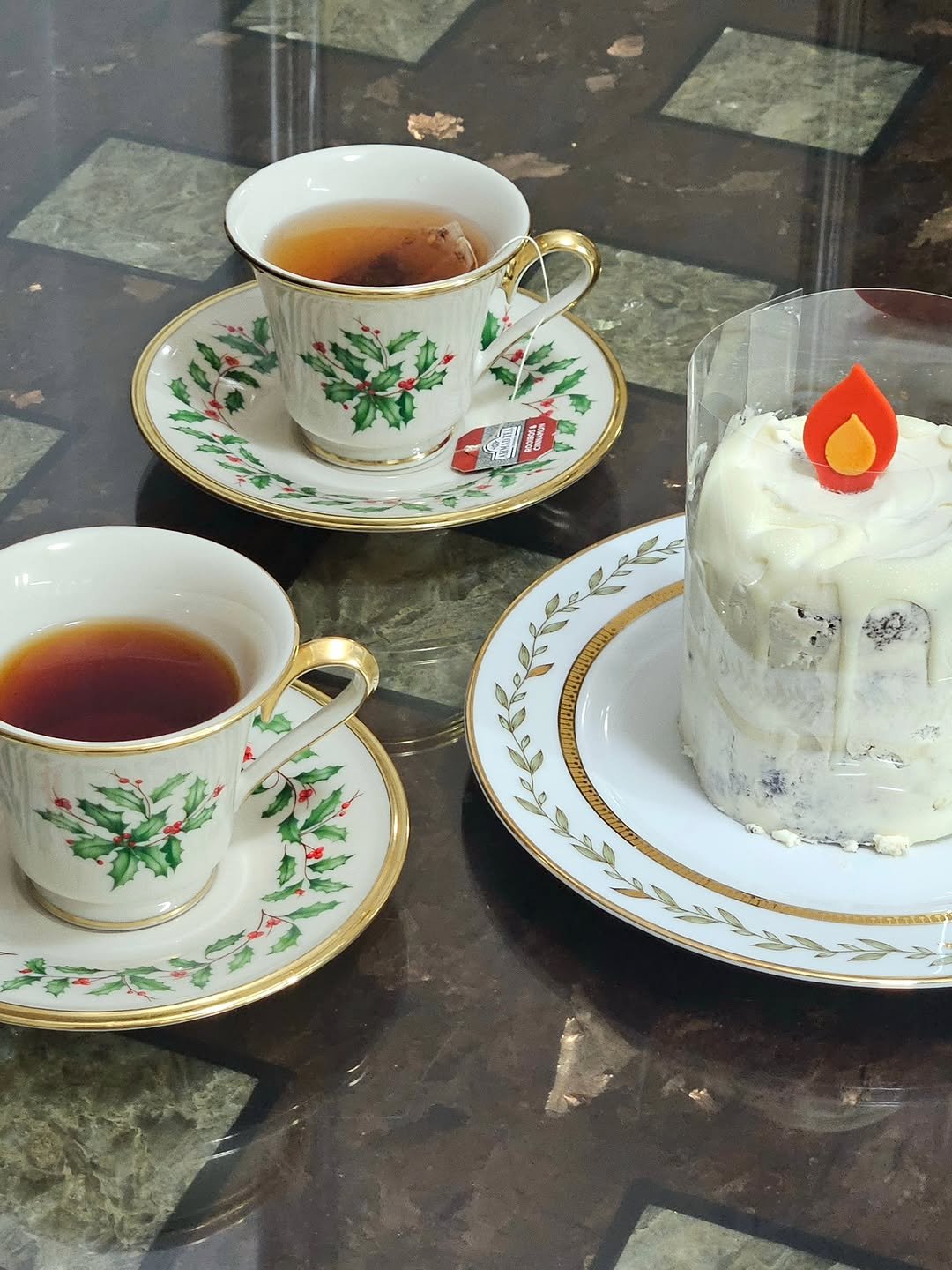 Photo shared by 취미부자 테소로의 독서기록 on December 25, 2025 tagging @lenox_kor. May be an image of cake, coffee cup, saucer, teacup, chinaware, tea and text.