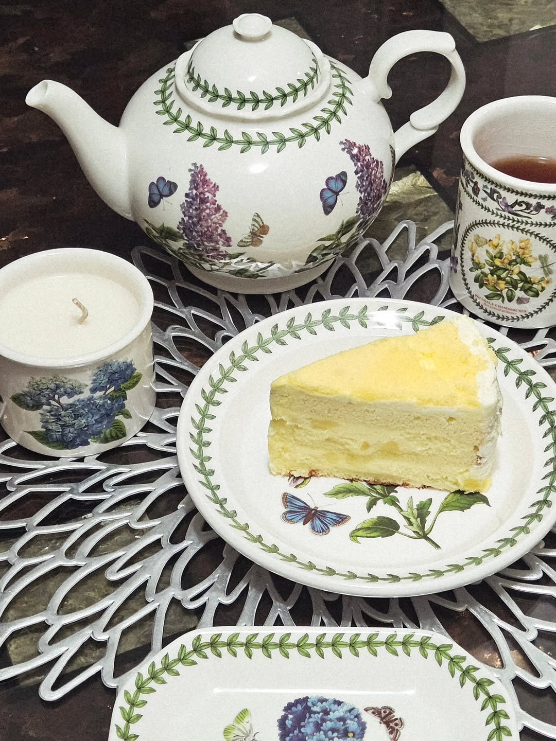 Photo shared by 취미부자 테소로의 독서기록 on January 30, 2026 tagging @portmeirionkorea. May be an image of chiffon cake, saucer, tea, chinaware, cheesecake, teapot, teacup and text.