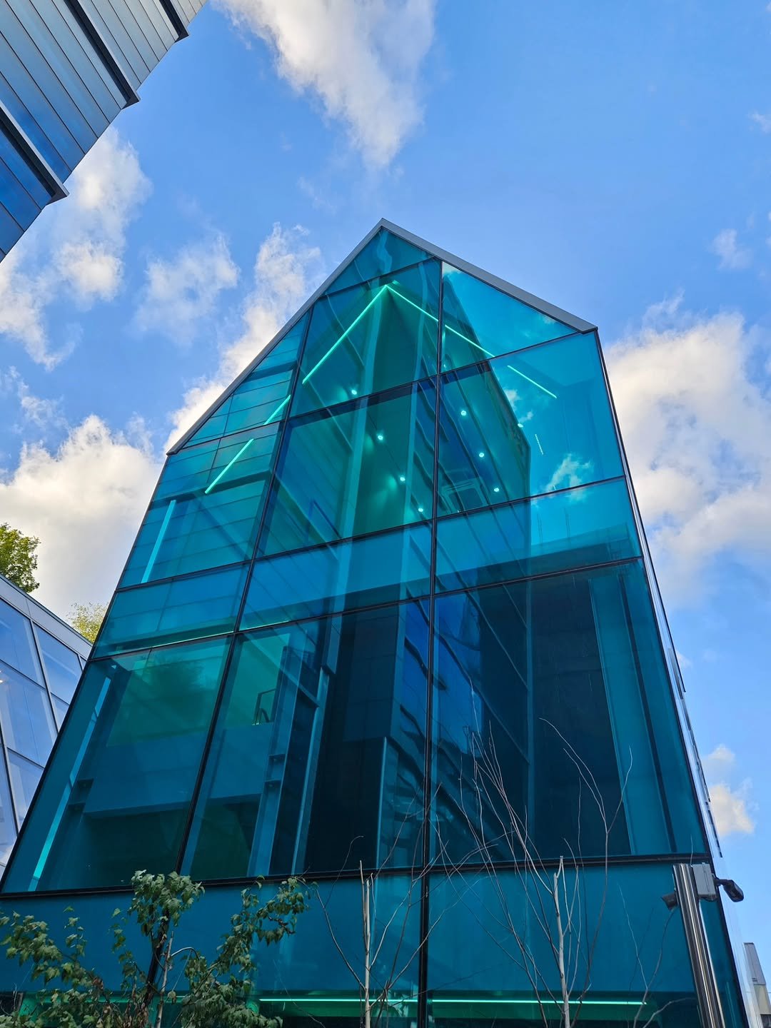 Photo by 취미부자 테소로의 독서기록 on October 27, 2025. May be an image of tower, buildings and text.