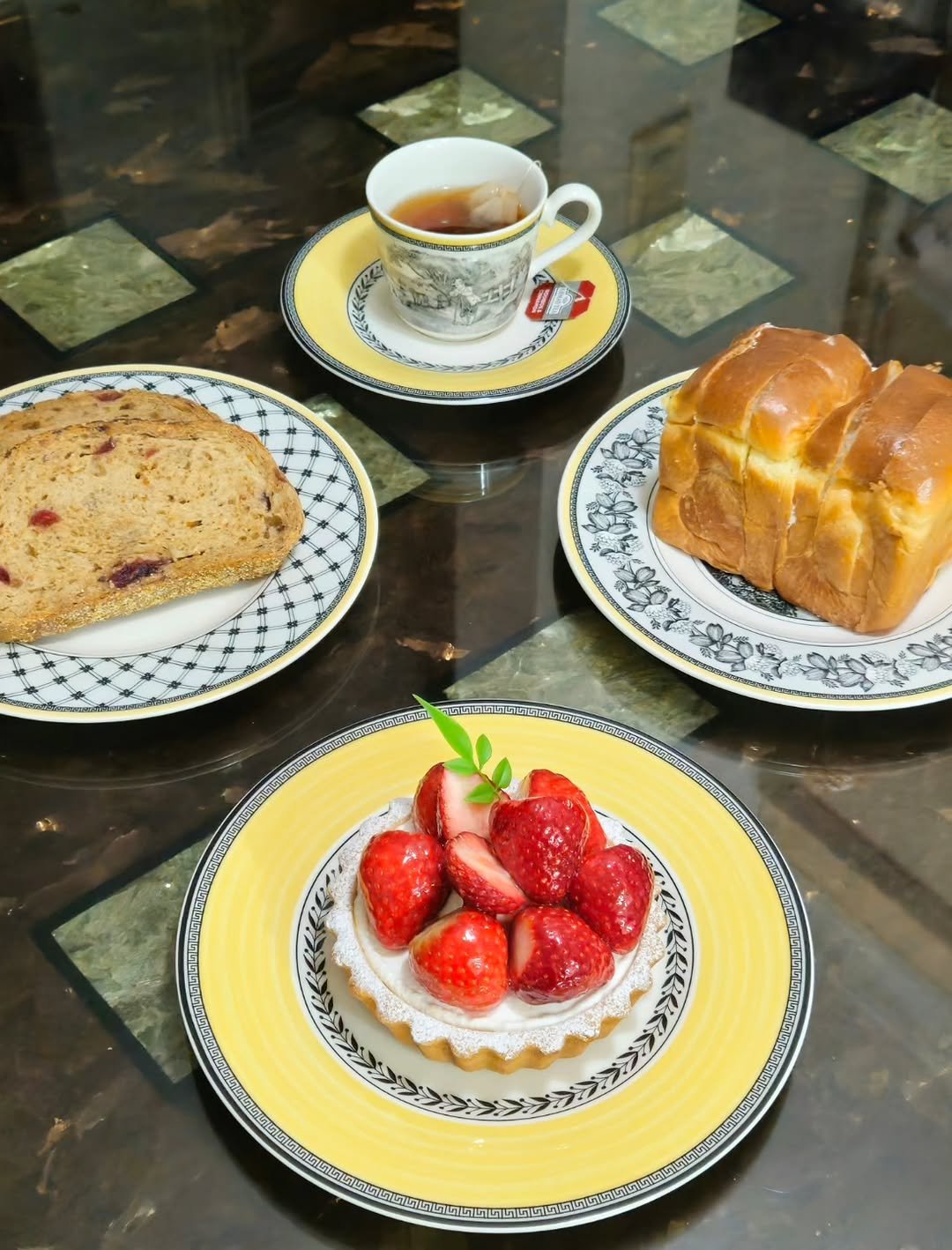 Photo shared by 취미부자 테소로의 독서기록 on February 10, 2026 tagging @villeroybochkr. May be an image of babka, turnover, chiffon cake, strawberry and text.