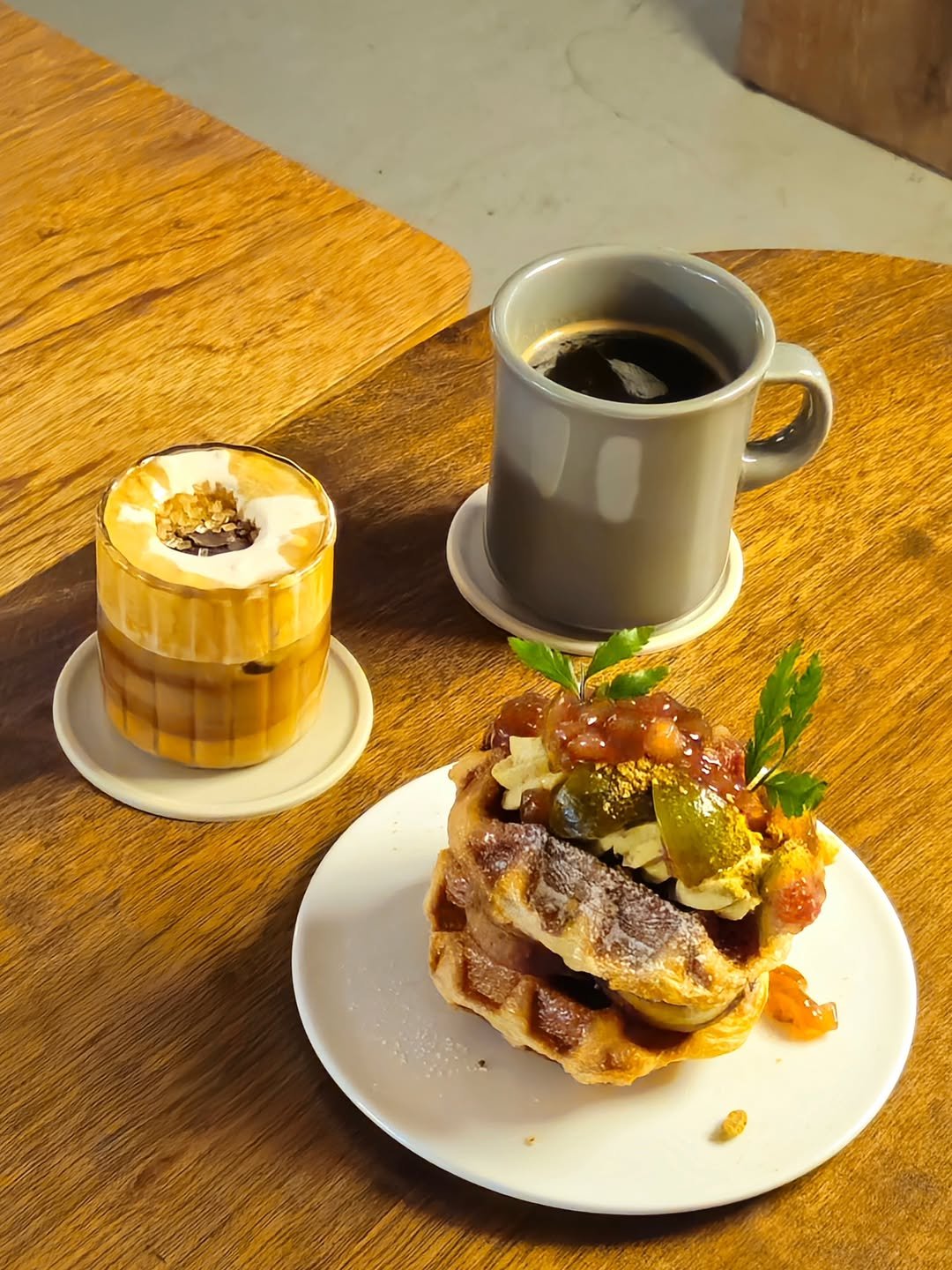 Photo by 취미부자 테소로의 독서기록 on November 04, 2025. May be an image of tart, coffee cup, pecans, toast and text.