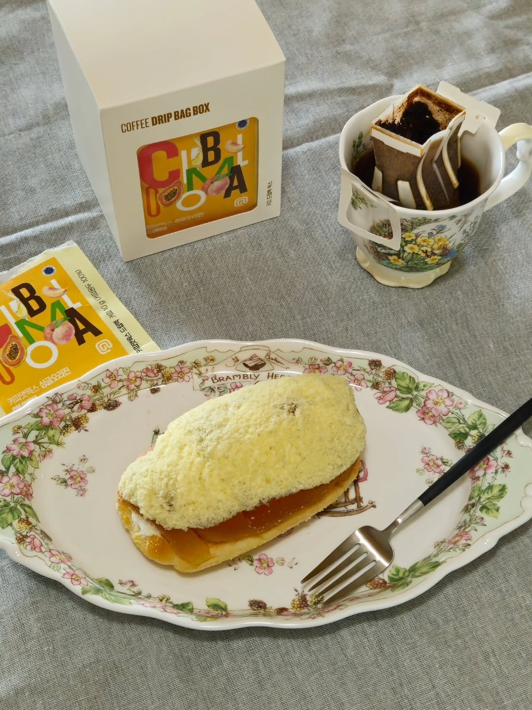 Photo shared by 취미부자 테소로의 독서기록 on April 19, 2026 tagging @cw_coffeeworks. May be an image of chiffon cake, tart, coconut macaroon, eclair and text.