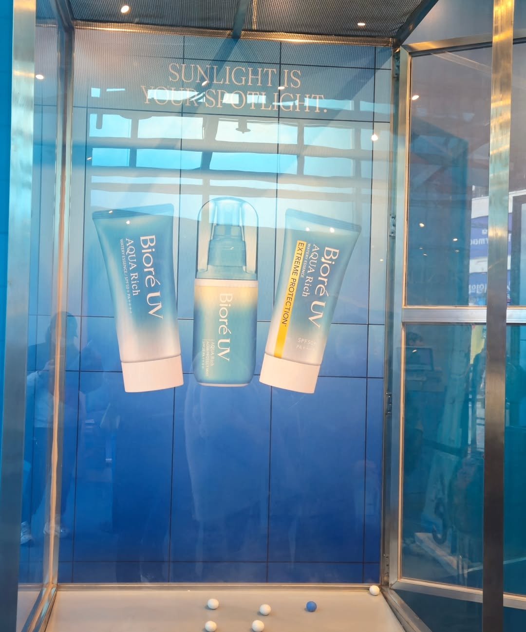 Photo shared by 취미부자 테소로의 독서기록 on April 10, 2026 tagging @biore_kr. May be an image of hair product, lotion, hand cream, display case and text.