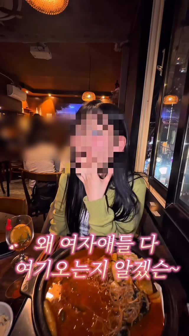 tetonyeokim_busan 게시물 이미지: 요즘 서면에 여자애들이 다들 이 골목으로 들어 간다던데?.
.

와… 왜 다들 여기...