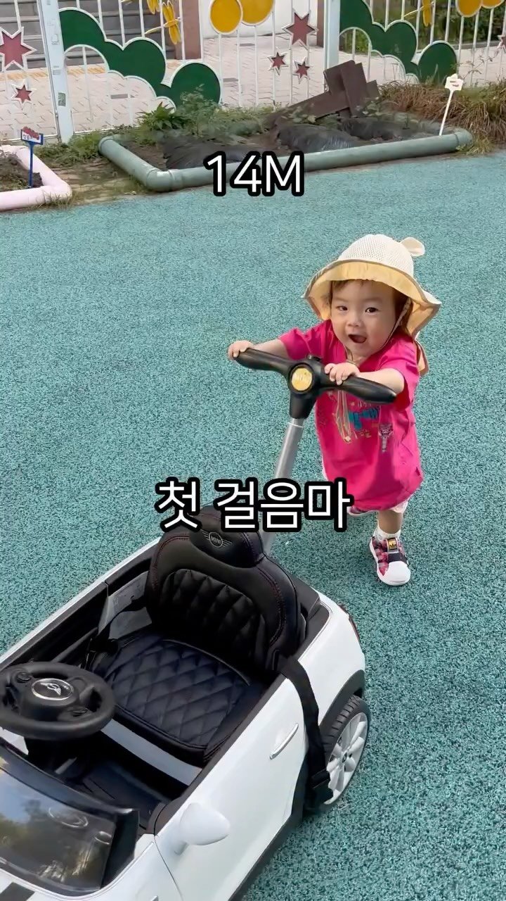thank_u_girl 게시물 이미지: 밖에서 처음 걸어서 스스로 너무 장한 땡큐 vs 과잉보호 아빠 🤭

Baby so...