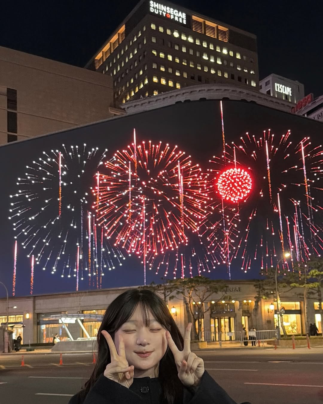Photo by 먹샘 on December 30, 2025. May be an image of sparkler, fireworks and text.