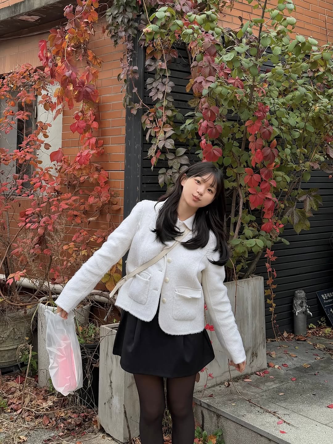 Photo by 먹샘 on November 08, 2025. May be an image of duffle coat, suit, blazer, ivy, yellow jessamine, devilwood and text.