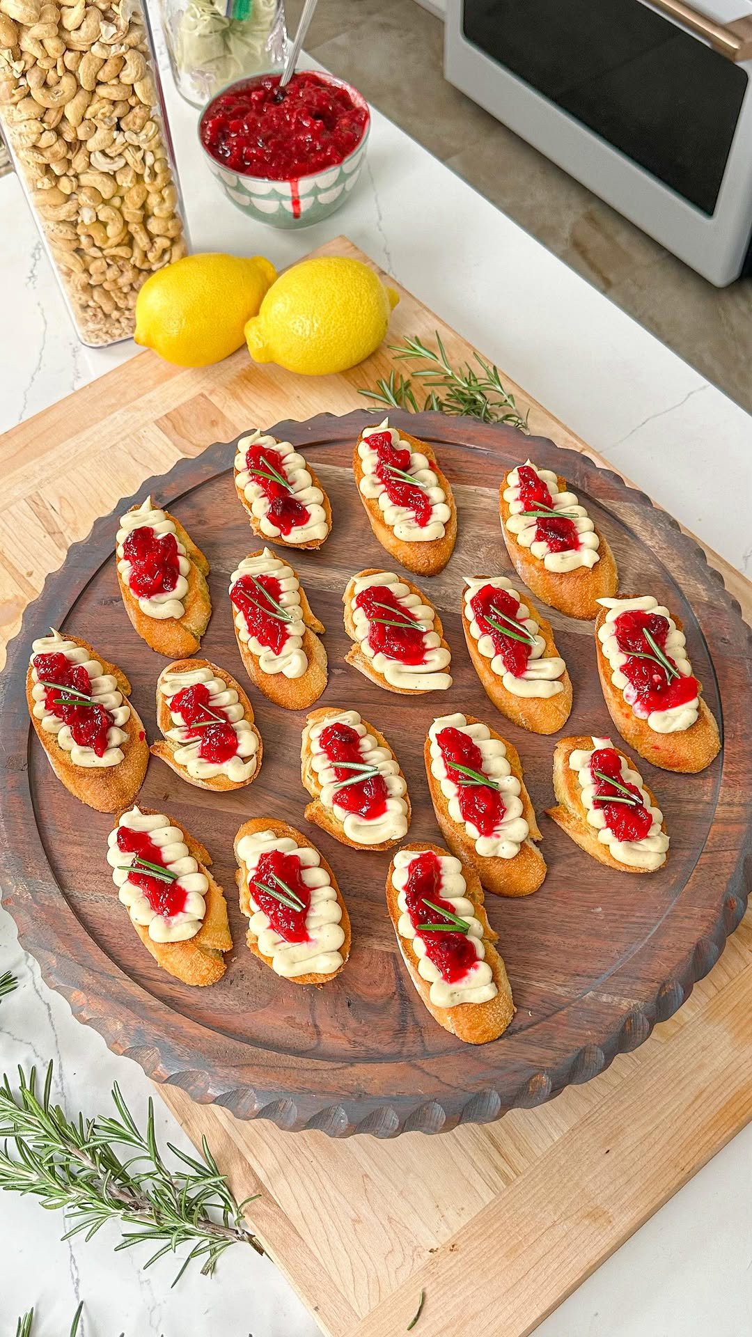 that.veganbabe 게시물 이미지: Whipped Ricotta & Cranberry Crostinis 🥖 🍒

The...