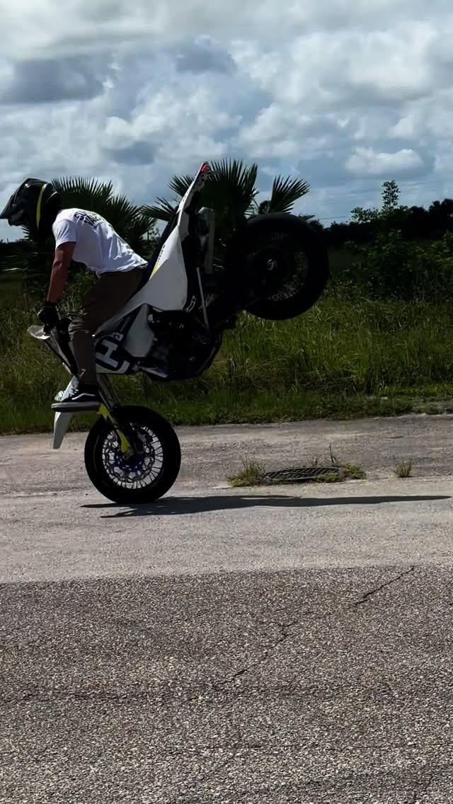 that_irish_guy31 게시물 이미지: Get a supermoto. 
.
.
.
.
🎥 @kaleidoscopensoap...