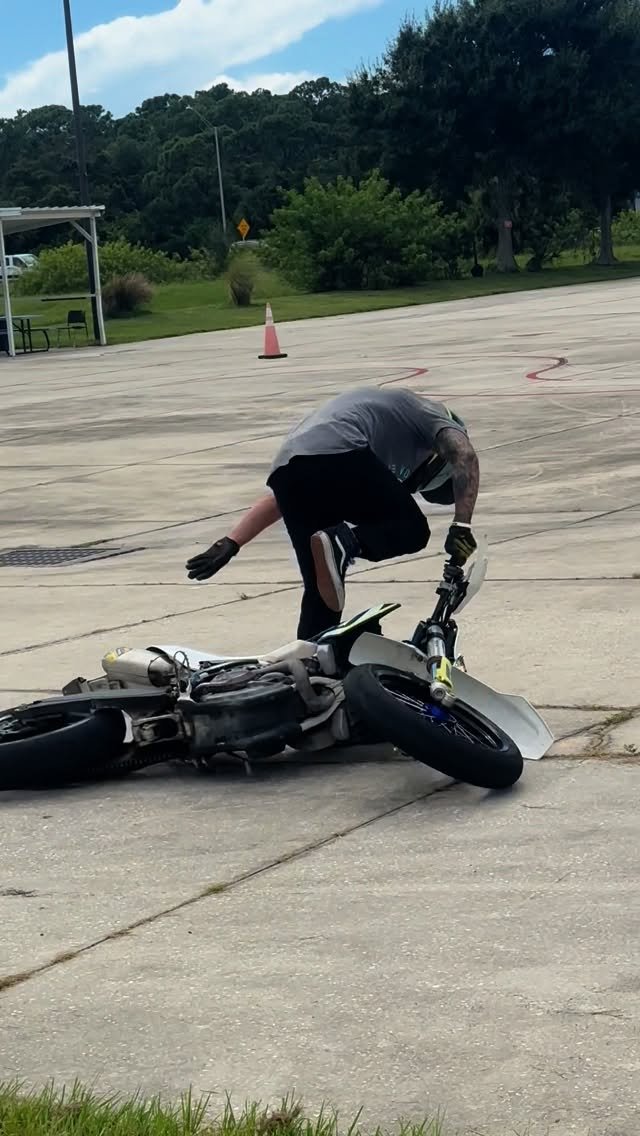 that_irish_guy31 게시물 이미지: Motard Monday Stoppie Edition 🤘🏼🤣
.
.
.
.
🎥...