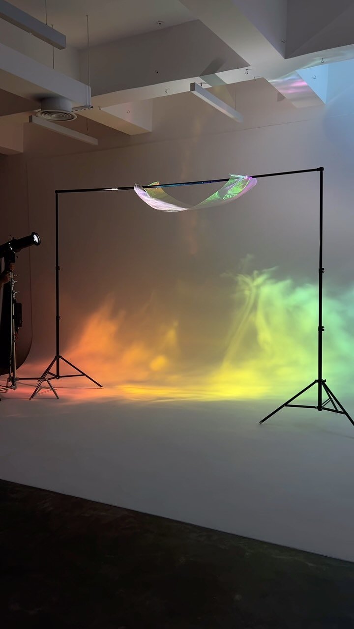the803studios 게시물 이미지: iridescent paper up top ✨

#lightingsetup...