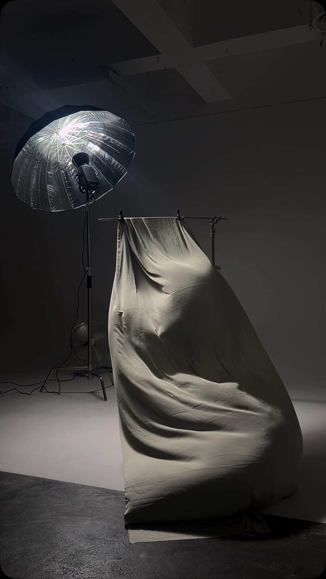the803studios 게시물 이미지: we love a dark fabric setup 📸

idea from...