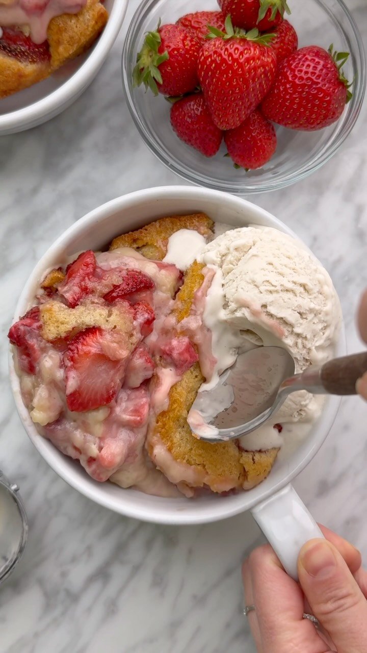 the_bananadiaries 게시물 이미지: FRESH Strawberry ‘Cheesecake’ Cobbler!!...