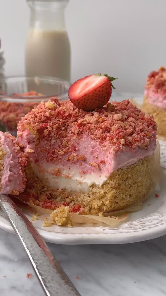 the_bananadiaries 게시물 이미지: 7 Ingredient No Bake Strawberry Crunch...