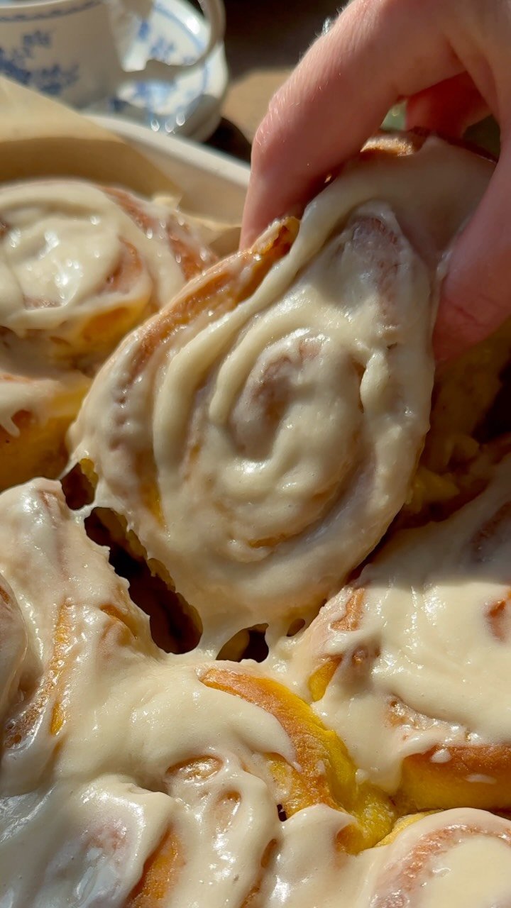 the_bananadiaries 게시물 이미지: Pillowy Soft GOOEY Pumpkin Cinnamon Rolls!!...