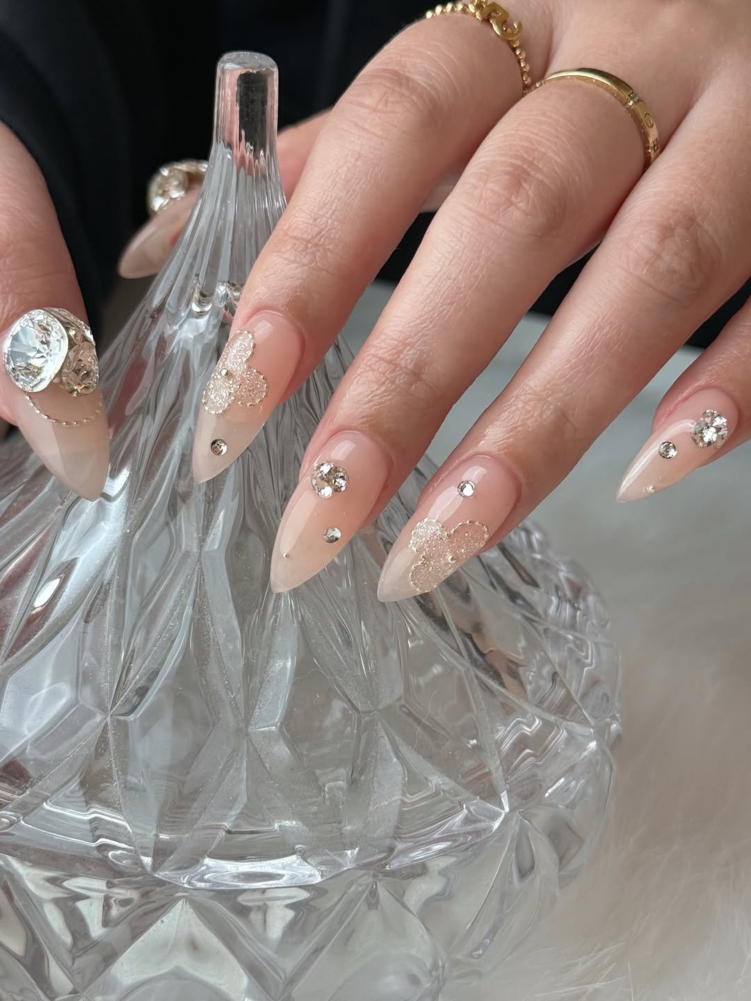 the_choongjangnail_sm 게시물 이미지: #반클리프네일 
여리깔끔한데 화려한거 포기못한다면 바로 요디쟌🤍
손이 환해보이는...