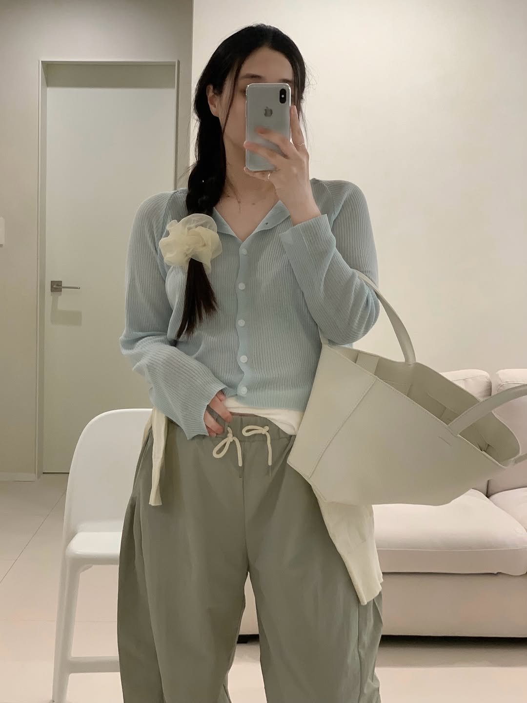 Photo shared by 더주니 ᴛʜᴇ.ᴊᴜɴɪ : 가려입자 날씬하게 on April 23, 2026 tagging @the_juni_. May be an image of sweatpants, drawstring, top and text.