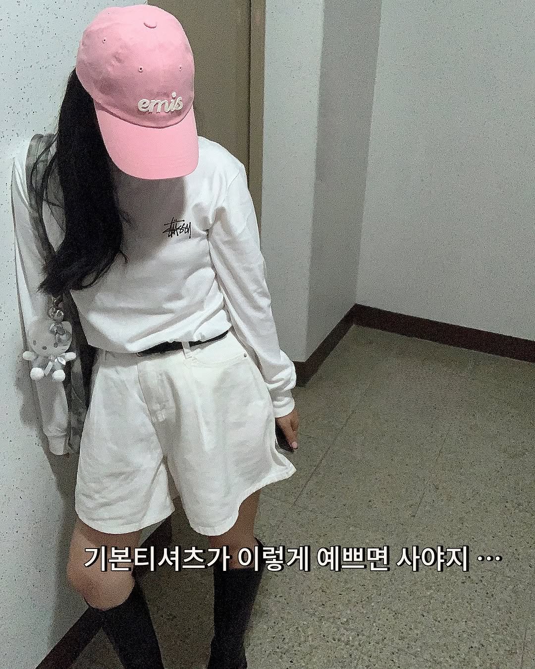 Photo shared by 더주니 ᴛʜᴇ.ᴊᴜɴɪ : 가려입자 날씬하게 - 오버핏쇼핑몰 on September 17, 2025 tagging @the_juni_. May be an image of 1 person, hat, top, shorts, sweatshirt and text that says 'emis 기본티셔츠가 이렇게 예쁘면 사야지..'.