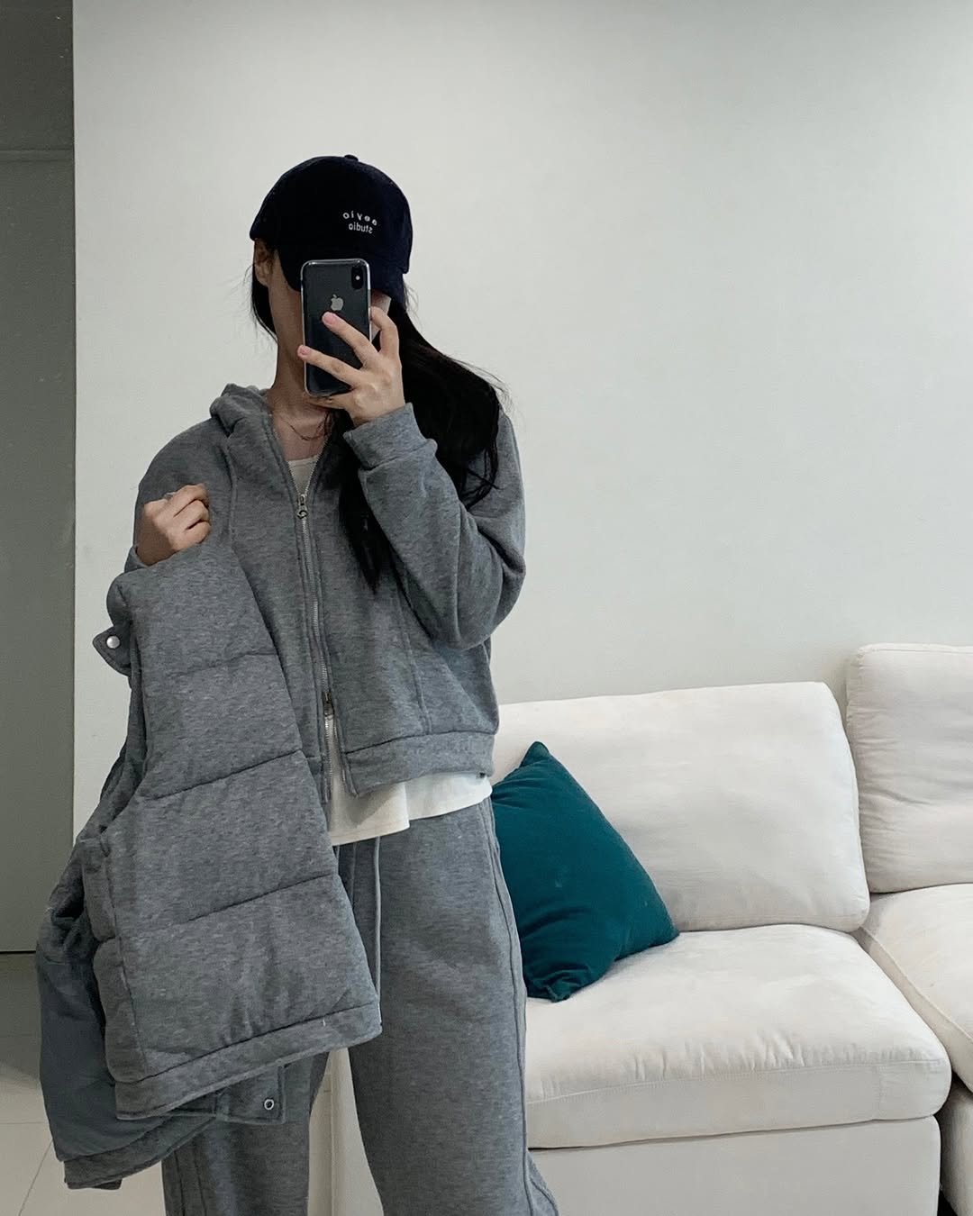 Photo by 더주니 ᴛʜᴇ.ᴊᴜɴɪ : 가려입자 날씬하게 on January 07, 2026. May be an image of duffle coat, goosedown coat, sweatpants, parka, fleece and text.