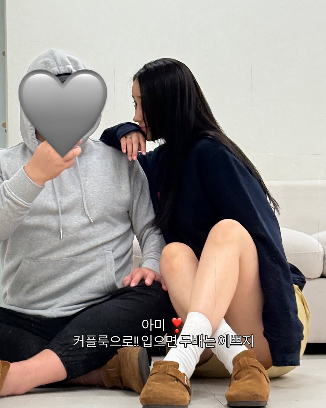 Photo shared by 더주니 ᴛʜᴇ.ᴊᴜɴɪ : 가려입자 날씬하게 - 오버핏쇼핑몰 on September 28, 2025 tagging @the_juni_. May be an image of 2 people and text that says '아미 커플룩으로!! 커플룩으뢰!입으면두배는이쁘 입으면두배는 입으면 두배는 예쁘지'.