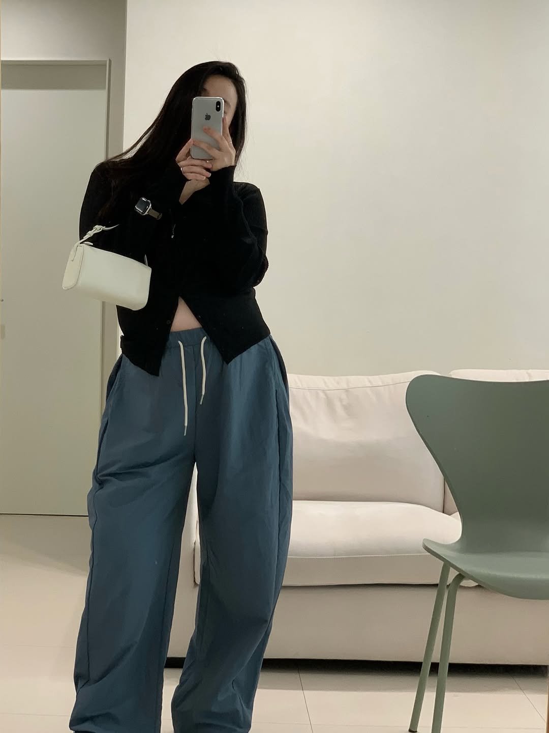 Photo shared by 더주니 ᴛʜᴇ.ᴊᴜɴɪ : 가려입자 날씬하게 on April 26, 2026 tagging @the_juni_. May be an image of sweatsuit, sweatpants, drawstring and text.