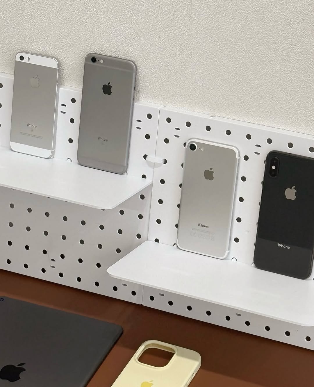 Photo shared by 더주니 ᴛʜᴇ.ᴊᴜɴɪ : 가려입자 날씬하게 on April 17, 2026 tagging @the_juni_. May be an image of digital audio player, phone, screen, tablet, rack and text.