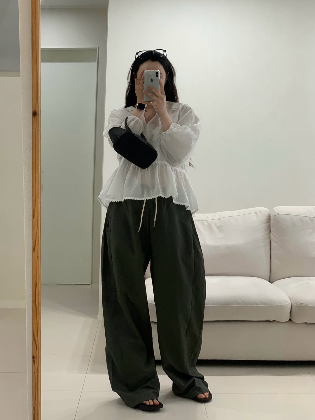 Photo shared by 더주니 ᴛʜᴇ.ᴊᴜɴɪ : 가려입자 날씬하게 on April 23, 2026 tagging @the_juni_. May be an image of overskirt, sweatpants, top and text.