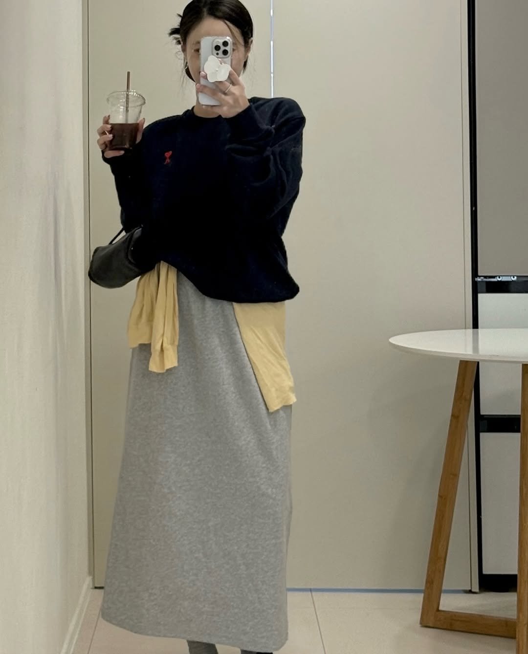 Photo shared by 더주니 ᴛʜᴇ.ᴊᴜɴɪ : 가려입자 날씬하게 on April 17, 2026 tagging @the_juni_. May be an image of top and text.