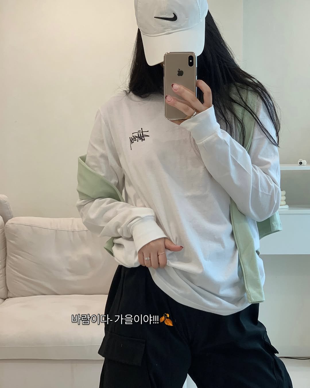 Photo shared by 더주니 ᴛʜᴇ.ᴊᴜɴɪ : 가려입자 날씬하게 - 오버핏쇼핑몰 on September 18, 2025 tagging @the_juni_. May be an image of 1 person, shorts, sweatpants, sportswear, top, sweatshirt, parka and text that says '軒 바람이다-가을이야!!! 바람이다- -가을이야!!!'.
