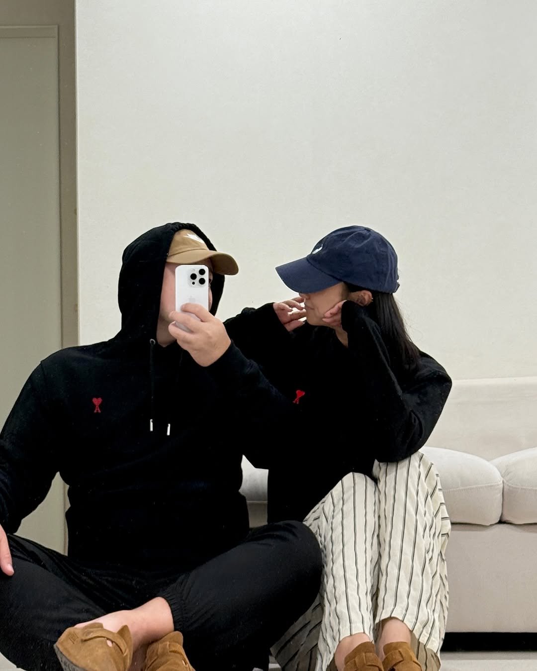Photo shared by 더주니 ᴛʜᴇ.ᴊᴜɴɪ : 가려입자 날씬하게 - 오버핏쇼핑몰 on September 27, 2025 tagging @the_juni_. May be a selfie of 2 people, phone, hat, fleece, sweatpants, sweatshirt, parka and text.