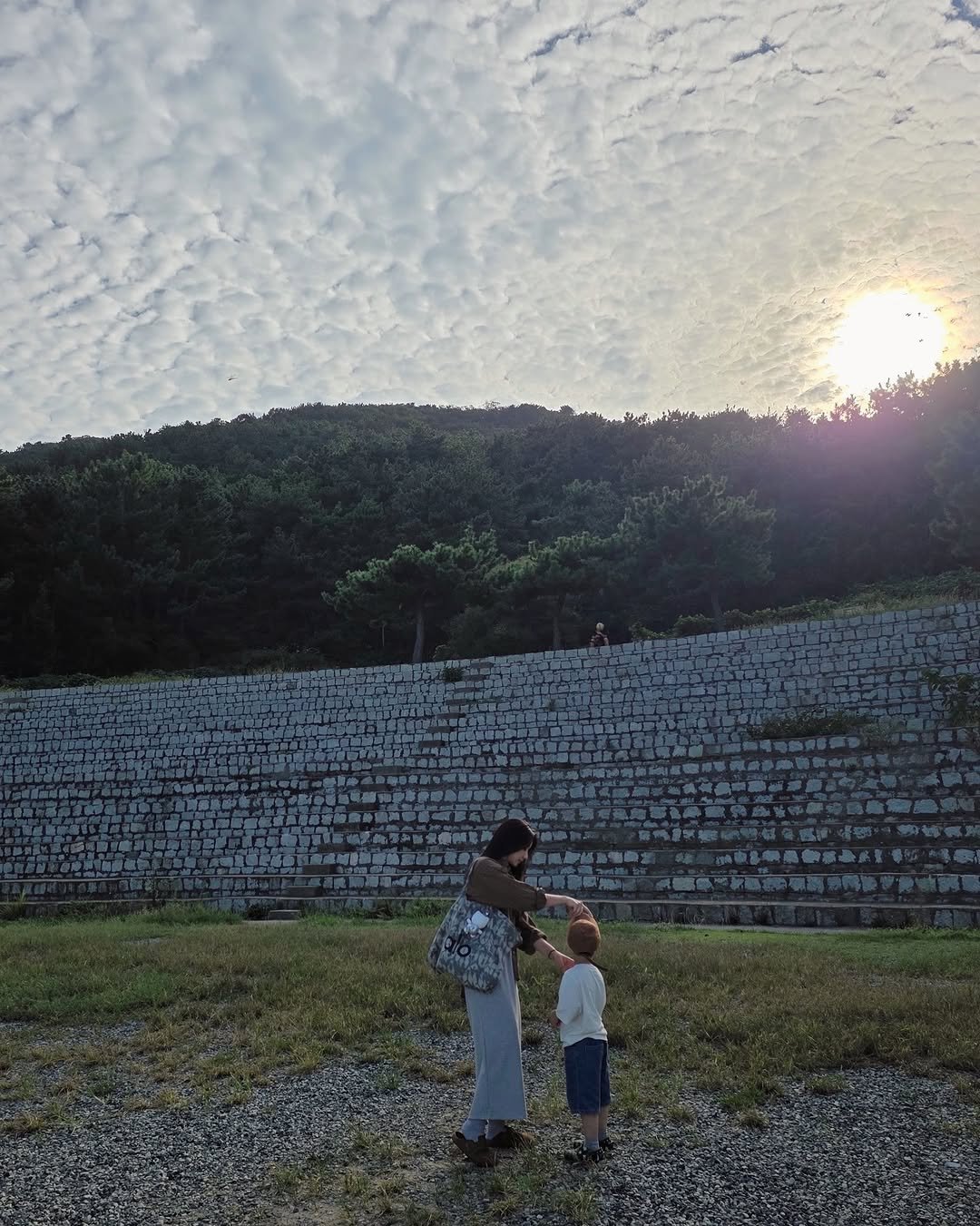 Photo shared by 더주니 ᴛʜᴇ.ᴊᴜɴɪ : 가려입자 날씬하게 - 오버핏쇼핑몰 on September 28, 2025 tagging @the_juni_. May be an image of 2 people, the Vietnam Veterans Memorial and text.