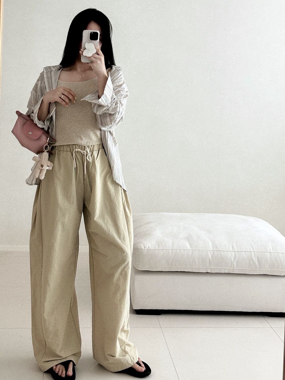 Photo shared by 더주니 ᴛʜᴇ.ᴊᴜɴɪ : 가려입자 날씬하게 on April 27, 2026 tagging @the_juni_. May be an image of jumpsuit, drawstring and text.