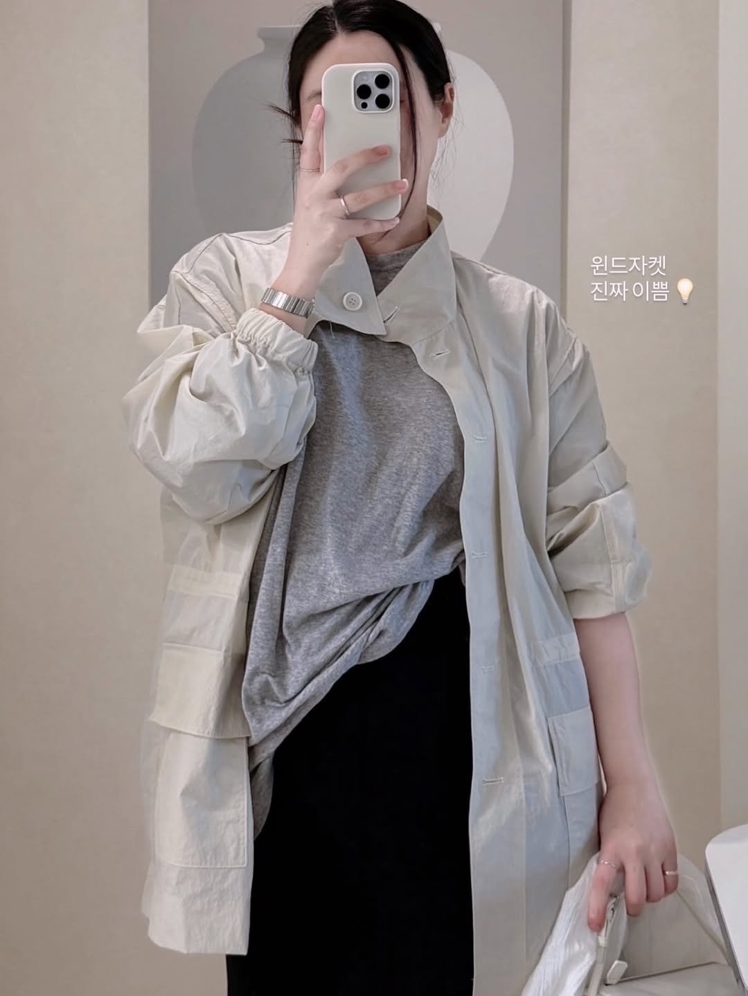 Photo shared by 더주니 ᴛʜᴇ.ᴊᴜɴɪ : 가려입자 날씬하게 on April 19, 2026 tagging @the_juni_. May be an image of top, jacket, coat, parka and text.