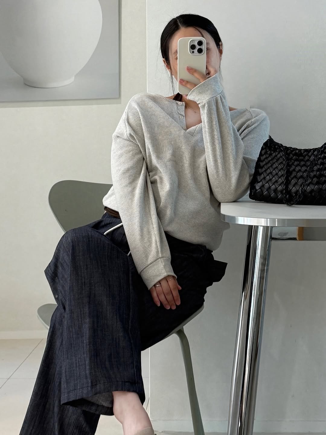 Photo shared by 더주니 ᴛʜᴇ.ᴊᴜɴɪ : 가려입자 날씬하게 on April 15, 2026 tagging @the_juni_. May be an image of cardigan, turtleneck, sweatpants and text.