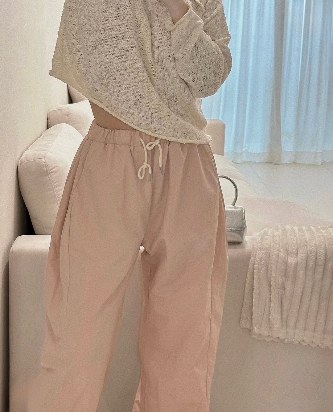 Photo shared by 더주니 ᴛʜᴇ.ᴊᴜɴɪ : 가려입자 날씬하게 on April 22, 2026 tagging @the_juni_. May be an image of sleepwear, sweatpants, drawstring, top and text.