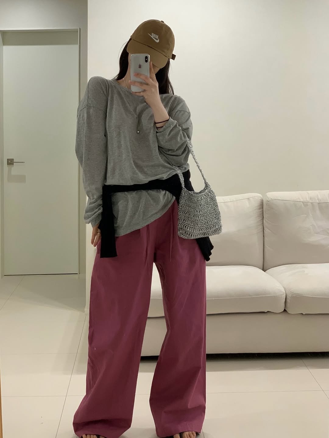 Photo shared by 더주니 ᴛʜᴇ.ᴊᴜɴɪ : 가려입자 날씬하게 on April 25, 2026 tagging @the_juni_. May be an image of sweatpants and text.