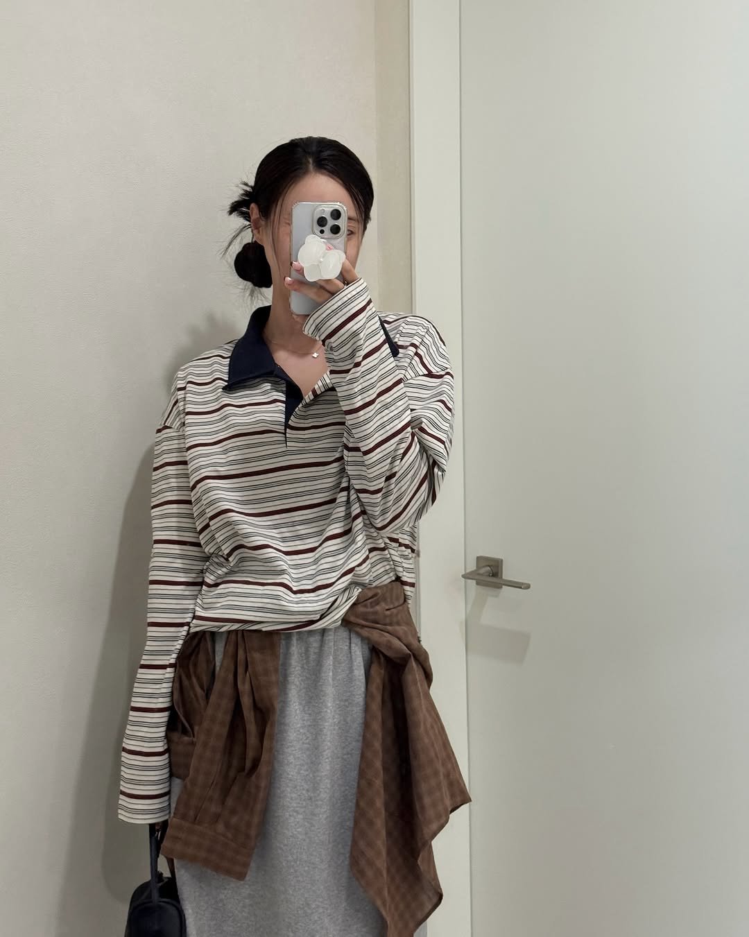 Photo shared by 더주니 ᴛʜᴇ.ᴊᴜɴɪ : 가려입자 날씬하게 - 오버핏쇼핑몰 on September 26, 2025 tagging @the_juni_. May be an image of 1 person, skirt and text.