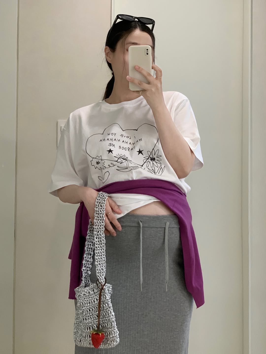 Photo shared by 더주니 ᴛʜᴇ.ᴊᴜɴɪ : 가려입자 날씬하게 on April 21, 2026 tagging @the_juni_. May be an image of sweatpants, sling, drawstring, top and text.