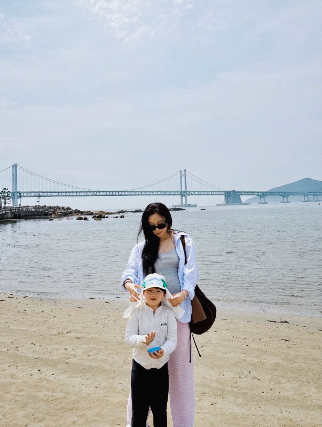 the_juni_ 게시물 이미지: 여름엔 역시 바다지!🌊
만삭 임산부 몸뚱이로 모래사장 휘젓고 
다니기 진짜 쉽지...