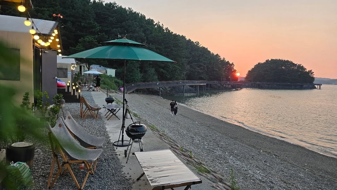 the_rresttt 게시물 이미지: 아름다운 노을 🌅 
노을이 비치는 바다 바다🏝
바다앞 바베큐🥩

놀러오세요 :)