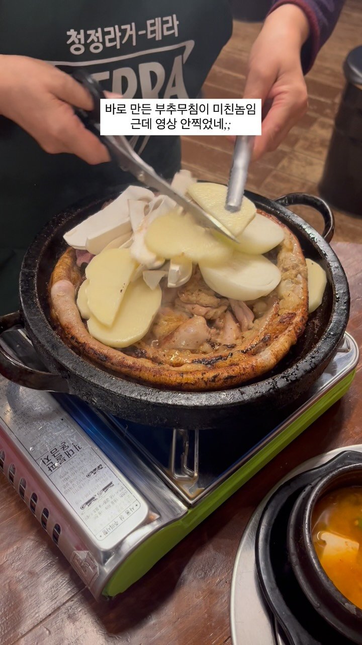 thebiggestbaby_ 게시물 이미지: 추워지면 곱창 아니겠어요ㅠ 오랫동안 자리를 지키고 있는 약수 곱창집

여기는...