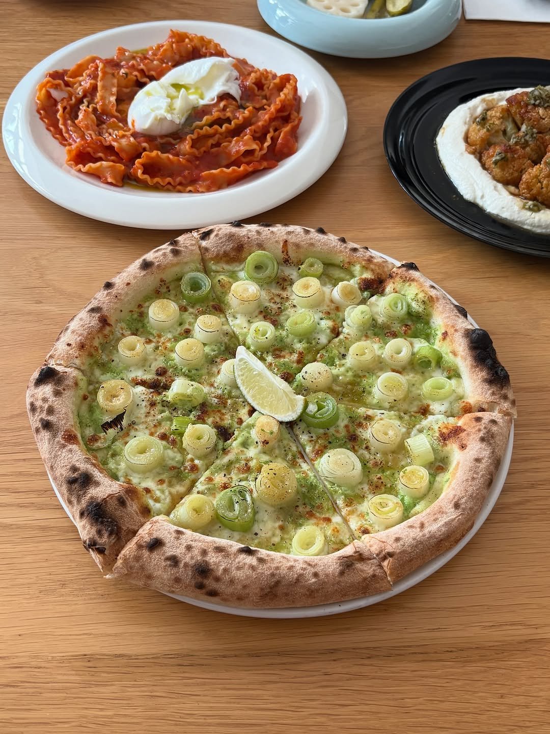 Photo by 허니꿀잼🍯 /🇰🇷🇦🇺 on September 28, 2025. May be an image of pizza, pasta, mozzarella and text.