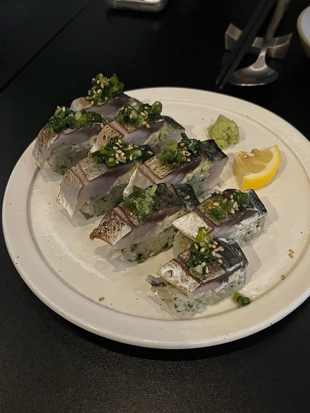 Photo by 허니꿀잼🍯 /🇰🇷🇦🇺 on August 12, 2025. May be an image of anchovies, sashimi, sushi, sardine and text.