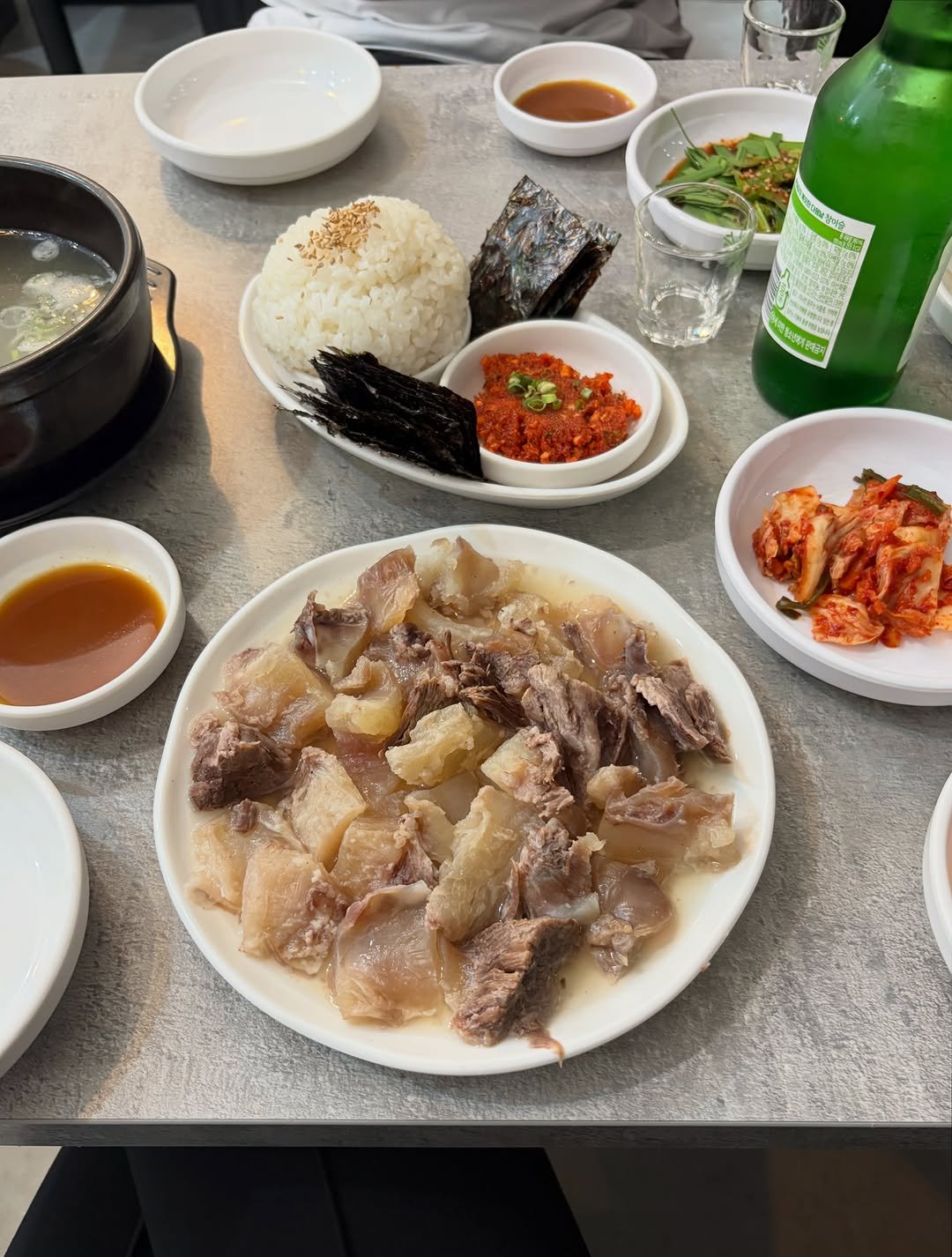 thebiggestbaby_ 게시물 이미지: 술 콸콸 들어가는 도가니 수육 맛집🥺

여기는 #치마와꼬리 

시장쪽 안에 있는데...