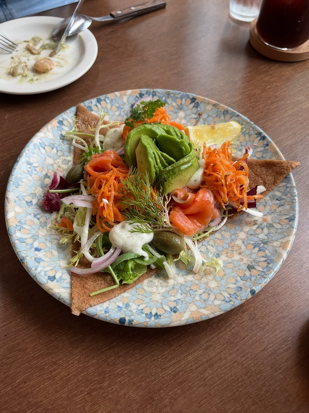 Photo by 허니꿀잼🍯 /🇰🇷🇦🇺 on November 12, 2025. May be an image of smoked salmon, platter, vegetable, salad and text.